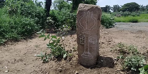 திருச்சி: 12ஆம் நூற்றாண்டைச் சேர்ந்த யானை குத்தி பட்டான் நடுகல் கண்டெடுப்பு