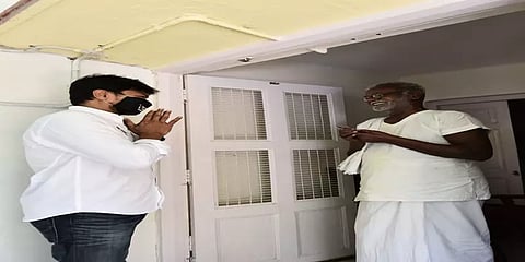 "அப்பழுக்கற்ற அரசியல் வாழ்வுக்கு சொந்தக்காரர்" நல்லக்கண்ணுவை நேரில் நலம் விசாரித்த உதயநிதி