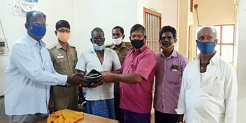 கேட்பாரற்று சாலையில் கிடந்த பணப் பை... நேர்மையுடன் போலீசில் ஒப்படைத்த வியாபாரி