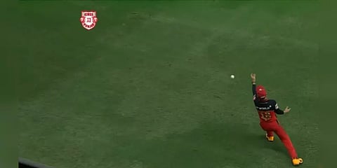 அடுத்தடுத்து 2 ஈஸி கேட்ச் மிஸ்.. ஒரு ரன்னில் அவுட்.. என்னதான் ஆச்சு கோலிக்கு.!