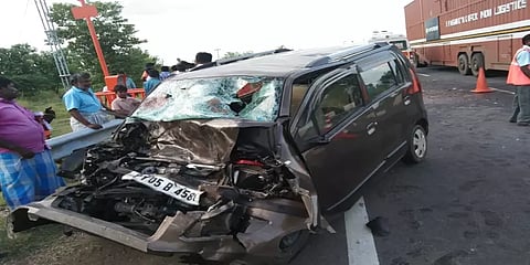 ஓட்டுநரின் கட்டுப்பாட்டை இழந்த கார்... எதிரே வந்த காருடன் நேருக்கு நேர் மோதி இருவர் பலி