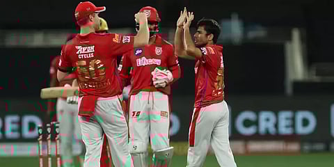 சீட்டு கட்டு போல் சரிந்த விக்கெட். பஞ்சாப் அணியிடம் பரிதாபமாக வீழ்ந்தது பெங்களூரு