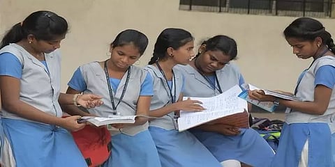 அக்டோபர் 1 முதல் பள்ளிக்குச் செல்ல அனுமதி... வழிகாட்டு நெறிமுறைகள் வெளியீடு!