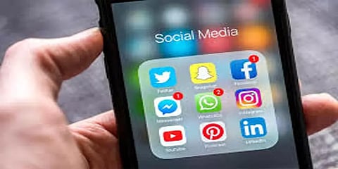 கல்லூரி மாணவியின் புகைப்படத்தை ஆபாசமாக வெளியிட்டதாக தந்தை, மகன் மீது புகார்