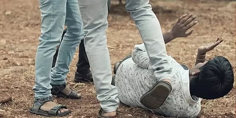 “மாஸ்க் போட்டுக்கங்கப்பா” அறிவுரை கூறிய முதியவருக்கு தாறுமாறாக அடி உதை கொடுத்த இளைஞர்கள்