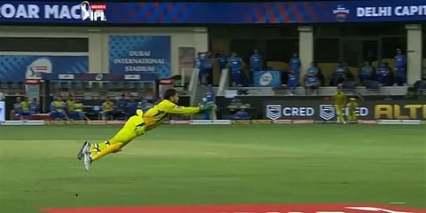 பறவை போல பறந்து பந்தை கேட்ச் பிடித்த தோனி