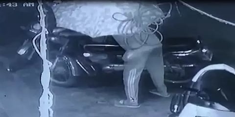 குடைபிடித்தபடி வந்து பைக்கை திருடி செல்லும் மர்ம நபர் - சிசிடிவி வீடியோ