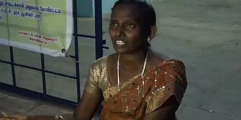 “பணி செய்யவிடாமல் தொந்தரவு; செல்போனுக்கு ஆபாச படங்கள்” - பெண் அலுவலக உதவியாளர் தர்ணா!