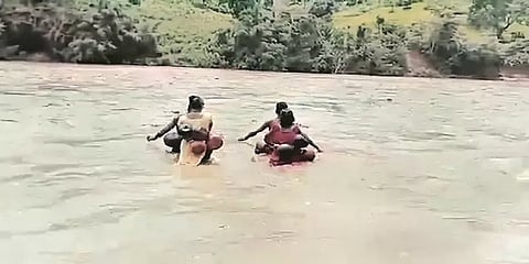 குழந்தைகளின் உணவுக்காக "ரிஸ்க்" எடுக்கும் அங்கன்வாடி பெண் ! - வைரலாகும் வீடியோ