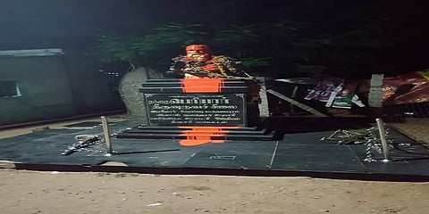 பெரியார் சிலைக்கு காவி சாயம், காலணி மாலை - திருச்சியில் பரபரப்பு.!