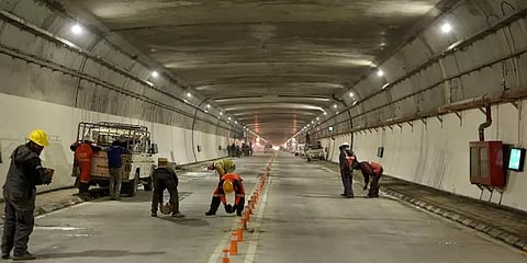 மலைக்கு மேலே மலையை குடைந்து... அசர வைக்கும் அடல் ரோஹ்டங் சாலை..!