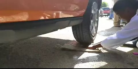 கொரோனா விழிப்புணர்வு... கை விரல்களில் கார்களை ஏற்றி 10 வயது மாணவன் உலக சாதனை முயற்சி