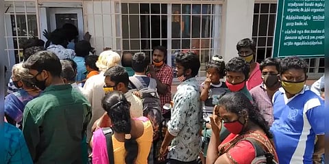 முடிகாணிக்கை செலுத்த குவியும் பக்தர்கள்: பழனி கோயிலில் காணாமல்போன சமூக இடைவெளி