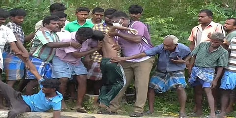 நீச்சல் கற்றுக் கொடுத்த தந்தை... நீரில் மூழ்கி பரிதாபமாக உயிரிழந்த மகன்...