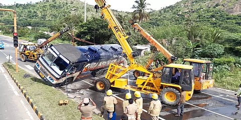 சாலையில் கவிழ்ந்த டேங்கர் லாரி... ஆறாக ஓடிய ரூப் ஆயில்...