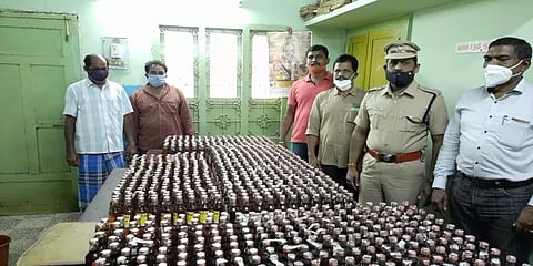 காரில் கடத்தி வரப்பட்ட 1.60 லட்சம் மதிப்புள்ள 960 மதுபாட்டில்கள் பறிமுதல்...!