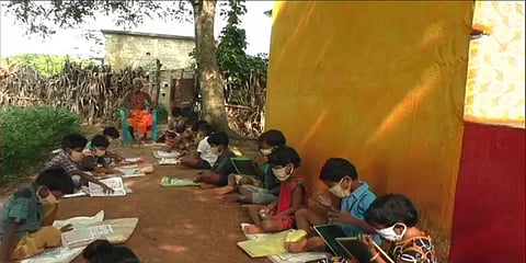 75 வருடங்களாக மரத்தடியில் இலவச டியூஷன்: முதியவரின் சேவை!