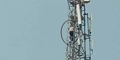 "மனைவியால் மன உளைச்சல்" செல்போன் டவரில் ஏறி மிரட்டிய கணவன்