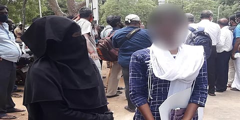 வேலை செய்யும் இடத்தில் பாலியல் தொந்தரவு செய்த நபர்? ஆட்சியரிடம் பெண்கள் புகார்...!