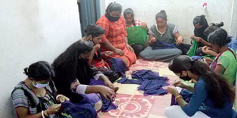 பெங்களூரு: குடிசைப்பகுதியில் வாழும் பெண்களுக்கு சுயதொழில் கற்றுக்கொடுக்கும் என்.ஜி.ஓ.!