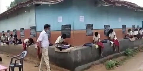 கிராமத்தையே வகுப்பறைகளாக மாற்றிய ஆசிரியர்கள் - குவியும் பாராட்டு