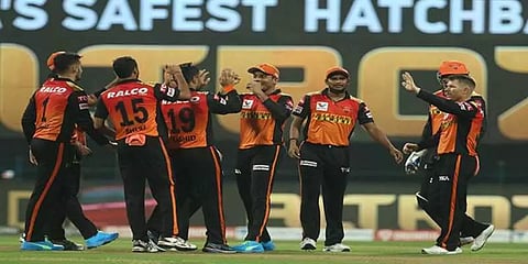 பந்துவீச்சில் மிரட்டிய ரஷீத் கான்.. முதல் வெற்றியை பதிவு செய்தது ஹைதராபாத்...!