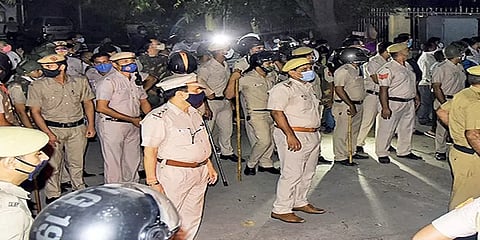 உ.பி. பாலியல் வன்கொடுமை கொடூரம்: அவசர அவசரமாக அதிகாலையில் தகனம் செய்யப்பட்ட இளம்பெண் உடல்!