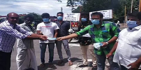 சமூக அக்கறையோடு வித்தியாசமாக பிறந்தநாளை கொண்டாடிய இளைஞருக்கு குவியும் பாராட்டு