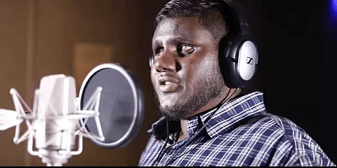 சிகிச்சையிலும் கொரோனா நோயாளிகளை மகிழ்விக்கும் 'கண்ணான கண்ணே' புகழ் திருமூர்த்தி