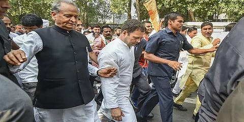 போலீஸார் தள்ளு முள்ளில் கீழே விழுந்த ராகுல் காந்தி !