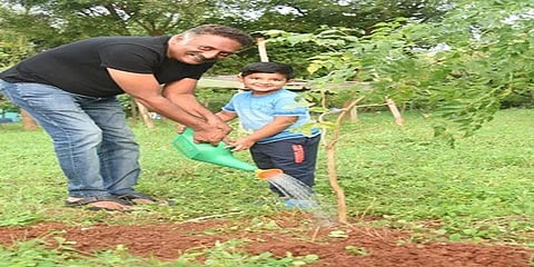 மகனோடு மரக்கன்றை நட்ட பிரகாஷ் ராஜ்: கிரீன் இந்தியா சவாலுக்கு சூர்யா, த்ரிஷாவுக்கு அழைப்பு!