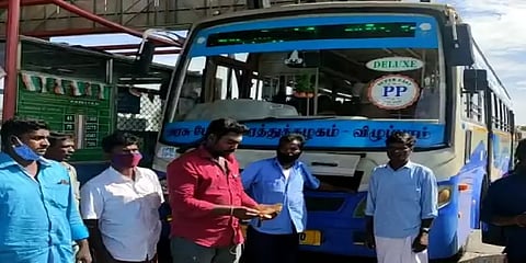 அரசுப் பேருந்துக்கு சுங்கச்சாவடி கட்டணத்தை செலுத்திய பயணிகள்