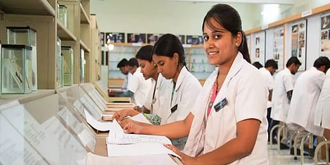 இளநிலை நர்சிங் படிப்புகளுக்கு மாணவர் சேர்க்கை: இணையவழியில் விண்ணப்பிக்கலாம்