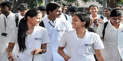 மருத்துவக் கல்லூரிகளின் ஆன்லைன் வகுப்புகள் செல்லும்: தேசிய மருத்துவ ஆணையம் விளக்கம்