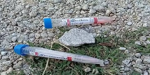 சேலம்: ஊழியர்களின் அலட்சியம்... சாலையில் சிதறிக் கிடந்த கொரோனா பரிசோதனை மாதிரிகள்.!