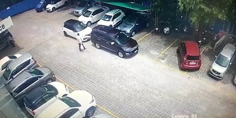 சினிமாவை மிஞ்சிய சேஸிங் சீன்: கார் திருடனை துரத்திப்பிடித்த கேரள நபர் - வீடியோ.!