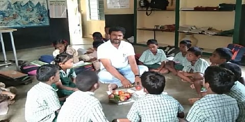 டிவி செய்திகள் போல வாசிப்புப் பயிற்சி: புதுமை செய்யும் அரசுப் பள்ளி ஆசிரியர்