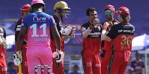 ஏமாற்றிய தொடக்க வீரர்கள்.. அசத்திய லோம்ரோர்.. பெங்களூரு அணிக்கு 155 ரன் இலக்கு