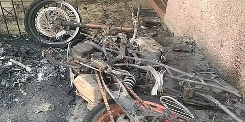 மோட்டார் சைக்கிளை தீயிட்டு கொளுத்திய பெண்கள் யார்? வெளியான வீடியோவால் பரபரப்பு...!