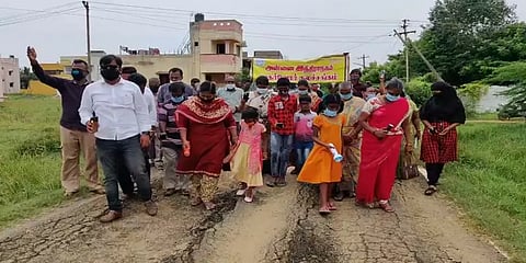 பகலில் டார்ச் லைட் அடித்து புதுவிதமான போராட்டம் நடத்திய திருநின்றவூர் பொதுமக்கள்