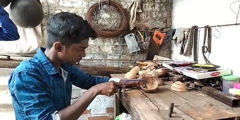 தேங்காய் சிரட்டையில் கலை நயமிக்க பொருட்களை செய்து அசத்தும் மாணவன்...