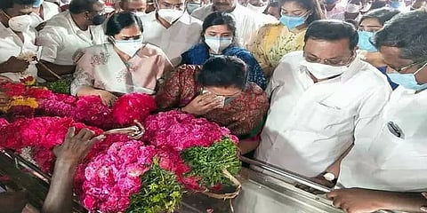 தங்கம் தென்னரசு தாயார் உடலுக்கு மு.க.அழகிரி கண்ணீர் மல்க அஞ்சலி