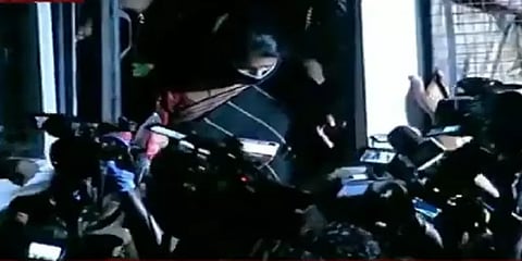 திமுக எம்பி கனிமொழி கைது: போலீஸ் வாகனத்தை மறித்து திமுகவினர் போராட்டம்