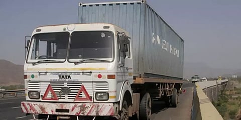 5 மெர்சிடிஸ் பென்ஸ் கார்களுடன் கடத்தப்பட்ட கண்டெய்னர் லாரி..!