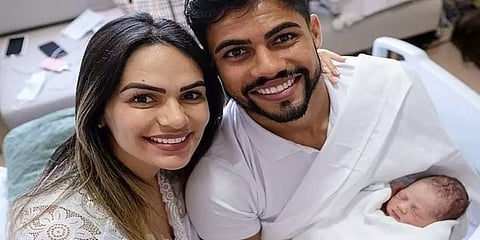 தனது மனைவிக்கு தானே பிரசவம் பார்த்த பிரேசில் கால்பந்து வீரர்