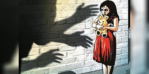 சகோதரிகளான சிறுமிகளுக்கு பாலியல் தொல்லை : இரட்டைச் சகோதரர்கள் கைது