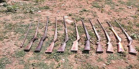 திண்டுக்கல்: கேட்பாரற்று கிடந்த 10 கள்ளத் துப்பாக்கிகளால் பரபரப்பு