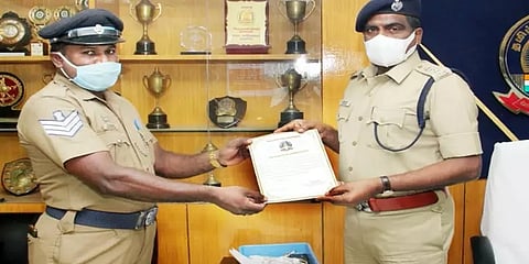 உயிர் போனால் கிடைக்குமா? இறங்கி வேலை செய்த காவலரை கொண்டாடிய மக்கள்..!