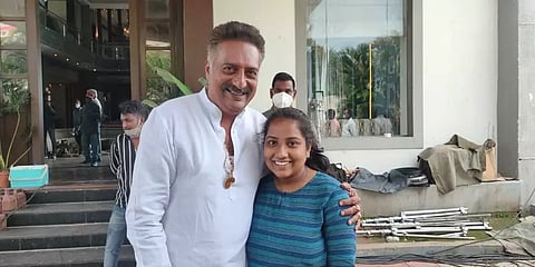 வெளிநாட்டில் படிக்க மாணவிக்கு முழுக் கட்டணத்தையும் ஏற்ற பிரகாஷ் ராஜ்... குவியும் பாராட்டு