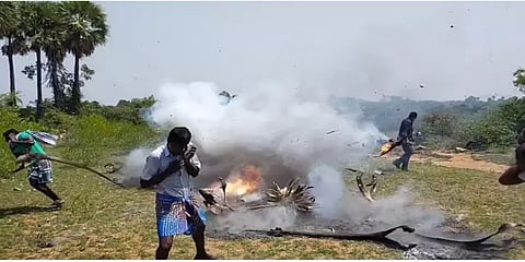 வெடி பொருட்களை செயலிழக்கச் செய்தபோது ஏற்பட்ட  விபத்தில் காவலர் படுகாயம்